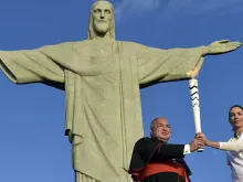 Dom Orani e Isabel Salgado com a Tocha Olímpica no Cristo Redentor.