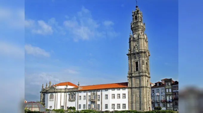 TorredosClerigos_-_WikimediaDominioPublico.jpg ?? 