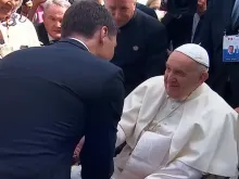 O primeiro-ministro Justin Trudeau saúda o papa Francisco