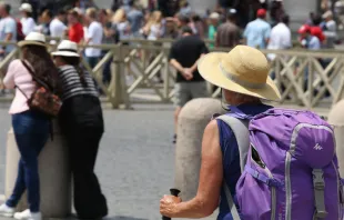 Os turistas enchem Roma nos meses de verão.