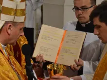 Dom Roman Pindel e o Pe. Tymoteusz Szydlo.