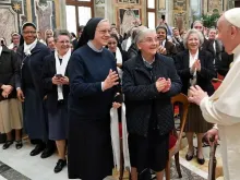 Papa Francisco em audiência com freiras