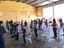 Crianças rezando o Terço no Brasil. Crédito: Facebook Paróquia Cristo Rei de Cajuru