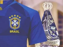 Uniforme azul da seleção brasileira e Nossa Senhora Aparecida