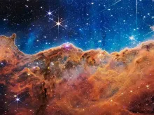 O Telescópio Webb da NASA revela Cosmic Cliffs, uma paisagem brilhante de nascimento de estrelas
