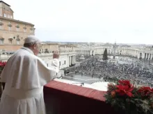 Papa francisco saúda fieis antes da bênção Urbi et Orbe