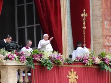 Papa dando a benção Urbi et Orbi.