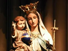 Imagem da Virgem Maria com o Menino Jesus nos braços.