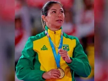 Valéria Kumizaki segura o seu Terço depois de receber a medalha de ouro no Pan Americano Lima 2019. Crédito: Germán Falcón