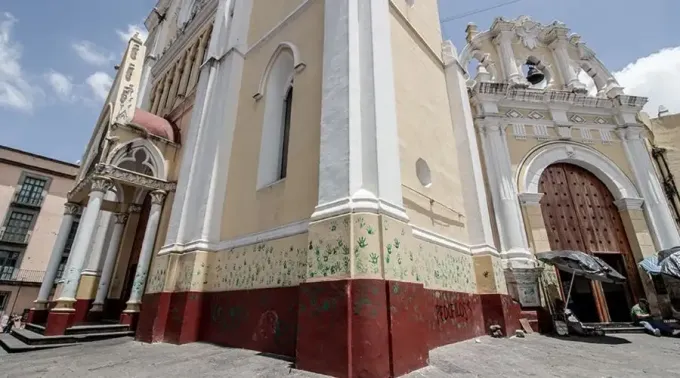 Vandalismo-Catedral-Xalapa-Catolin-210721.webp ?? 
