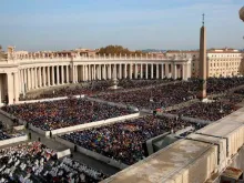 Praça de São Pedro lotada durante a Audiência Geral.