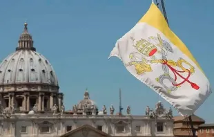 A bandeira do Vaticano e a cúpula da basílica de São Pedro