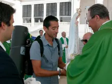 Velejador Ricardo Diniz recebe a imagem da Virgem de Fátima 