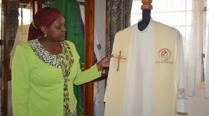 VestimentaPapaKenia_FacebookCatholicMirrorKenya_271015.jpg ?? 