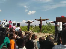 Via Sacra, na Sexta-feira Santa, em meio à população do Haiti 