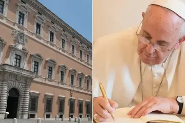 VicariatoRoma_ACIPrensa_PapaFrancisco_Escribiendo_VaticanMedia.jpg