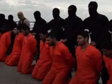 Imagem do vídeo do martírio dos 21 cristãos coptas nas mãos do ISIS 