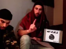 Os dois assassinos do Pe. Jacques Hamel jurando lealdade ao grupo terrorista Estado Islâmico. Captura tela do vídeo de Amaq