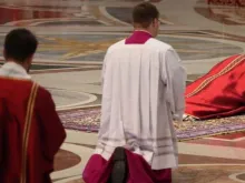 O Papa Francisco prostrado perante o altar da Basílica de São Pedro.