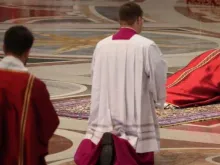 O Papa Francisco prostrado perante o altar da Basílica de São Pedro. 