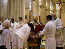 Momento do batismo de Ailyn celebrado pelo cardeal Osoro. Crédito: Arquidiocese de Madri.