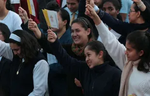 Jovens participam da Vigília de Oração para a chegada do Papa Francisco à Colômbia