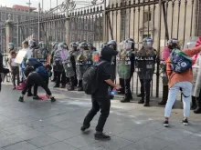 Feministas violentas atacam policiais femininas e vandalizam a Catedral Metropolitana do México, em 8 de março de 2020. Crédito: David Ramos