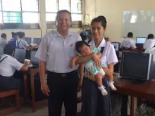Diretor da escola com Joani e sua filha 