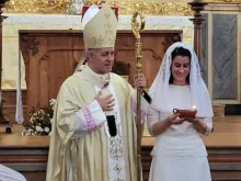 O arcebispo de Mariana, dom Airton José dos Santos, e avirgem consagrada Neusa dos Santos