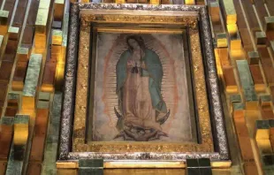 Imagem original da Virgem de Guadalupe em seu santuário na Cidade do México.