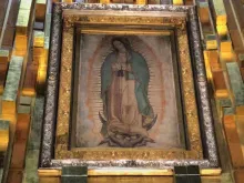 Imagem original da Virgem de Guadalupe em seu santuário na Cidade do México.
