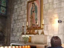 Imagem de Nossa Senhora de Guadalupe coroada na Catedral de Notre Dame.