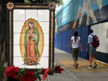 Imagem de Nossa Senhora de Guadalupe na rua da Cidade do México.