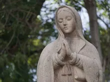 Imagem esculpida em pedra da Virgem de Guadalupe.