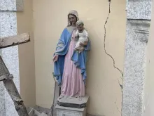 Imagem da Virgem Maria entre os escombros da Catedral de Alexandreta, na Turquia