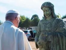 Papa Francisco abençoa imagem da Virgem do Nascituro.