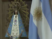 Nossa Senhora de Luján e bandeira da Argentina. Crédito: Captura Youtube.