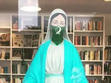 Nossa Senhora pintada com um lenço verde dentro da livraria do Centro Cultural da Memória Haroldo Conti, em Buenos Aires (Argentina