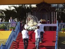 Procissão da Virgem da Caridade durante a Missa papal em havana