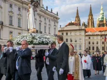 Procissão com imagem da Virgem de Fátima em Praga