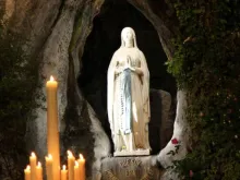 Virgem de Lourdes no santuário na França.