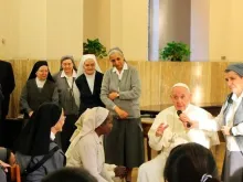 Papa conversa com as religiosas da Congregação da Caridade. Imagem: Congregação da Caridade