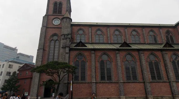 Vista_lateral_de_la_Catedral_de_Myeong_dong.jpg ?? 