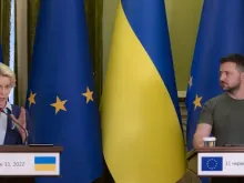 A presidente da Comissão Europeia Ursula von der Leyen e o presidente da Ucrânia Volodímir Zelenski