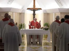 Papa na Missa celebrada na Casa Santa Marta.