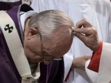Papa Francisco recebe a cinza em uma imagem de arquivo.