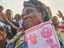Mulher espera a chegada do papa em Kinshasa
