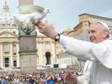 Papa Francisco durante um ato pela paz.
