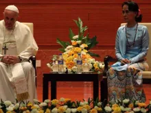 Papa durante o encontro com autoridades em Mianmar.