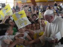 Papa se encontra com crianças de Camerino antes de voltar ao Vaticano.